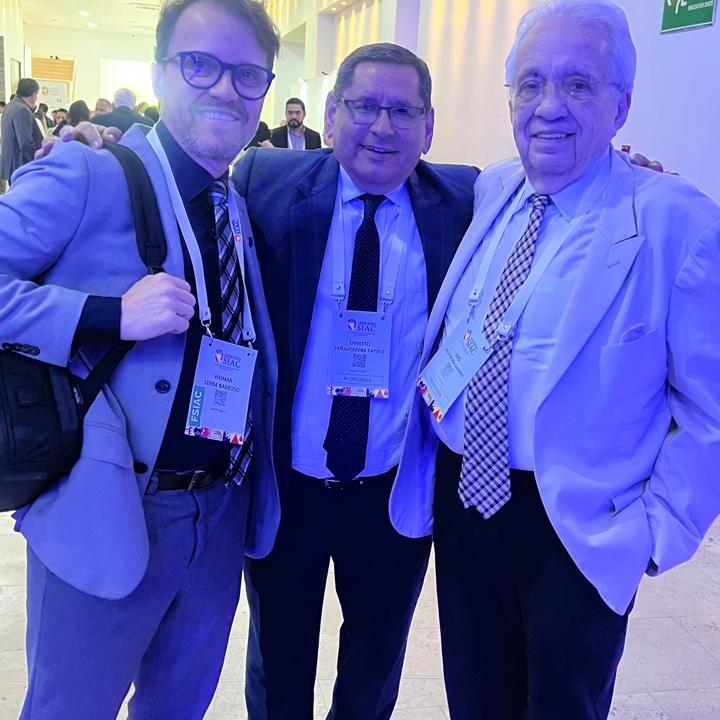 Dr Weimar Sebba (Brasil), Ernesto Peñaherrera (Ecuador) y Luis Alcocer (México) , miembros LASH en Congreso SIAC 2025