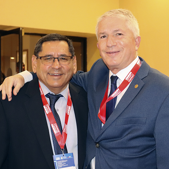 Dr. Ernesto Peñaherrera junto a Dr. Daniel Piskorz en el 42° Congreso de Cardiología 2023 de Guatemala